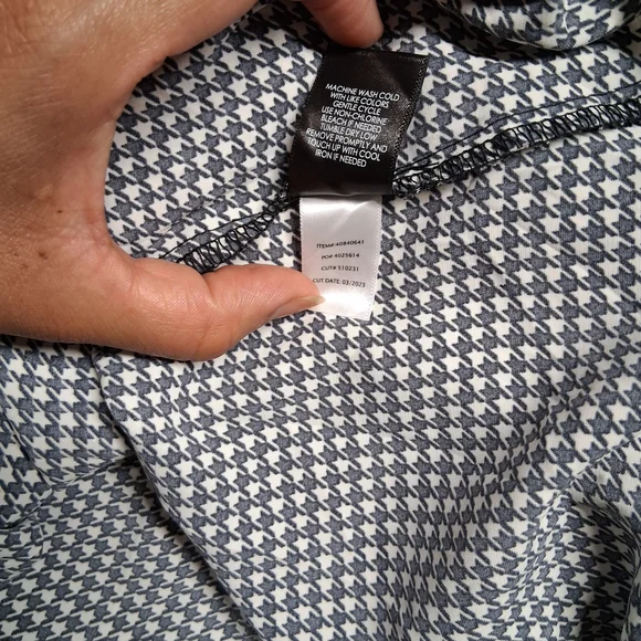 torrid Black and White Houndstooth V-Neck Blouse - Picture 14 of 14